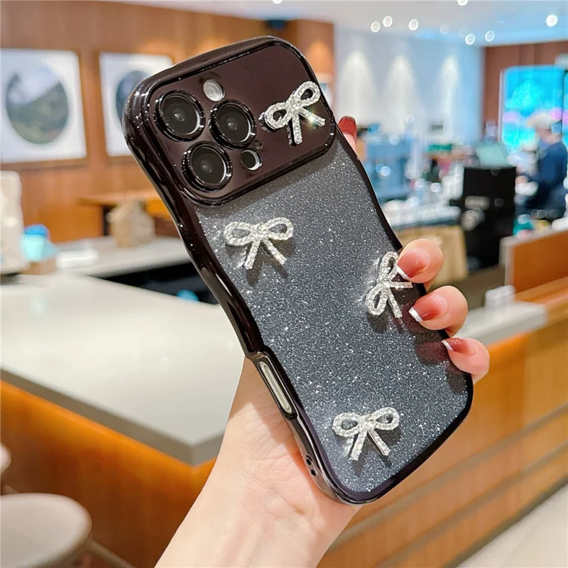 للهاتف iPhone 16 Pro غطاء بتصميم إطار مموج مطلي كهربائياً وغطاء هاتف من مادة TPU متلألئة مع زخرفة رباط من أحجار الراين - أسود