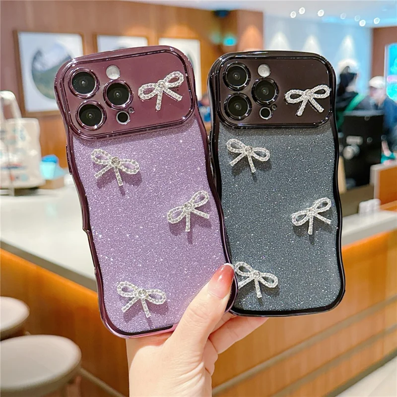 للهاتف iPhone 16 Pro غطاء بتصميم إطار مموج مطلي كهربائياً وغطاء هاتف من مادة TPU متلألئة مع زخرفة رباط من أحجار الراين - أسود