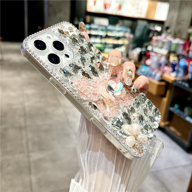 Чехол для iPhone 15 Pro Max со стеклянными стразами с узором в виде бабочки из ТПУ - Розовый