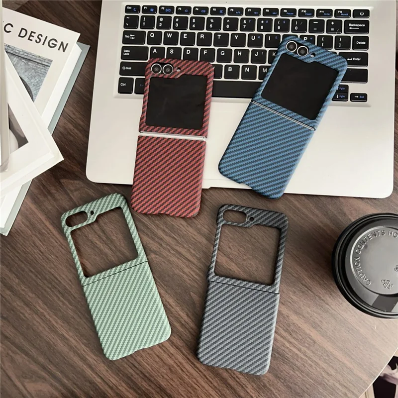 Capa Magnética para Samsung Galaxy Z Flip6 5G com Textura de Fibra de Carbono, Slim à Prova de Choque, PC - Vermelho