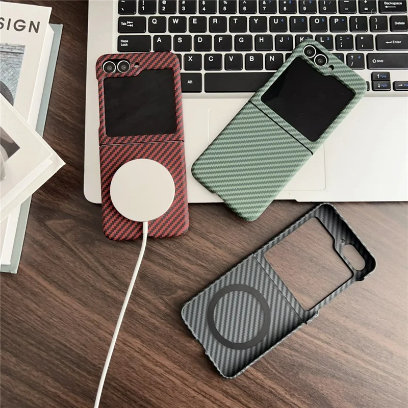 Capa Magnética para Samsung Galaxy Z Flip6 5G com Textura de Fibra de Carbono, Slim à Prova de Choque, PC - Vermelho