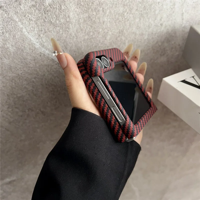 Capa Magnética para Samsung Galaxy Z Flip6 5G com Textura de Fibra de Carbono, Slim à Prova de Choque, PC - Vermelho