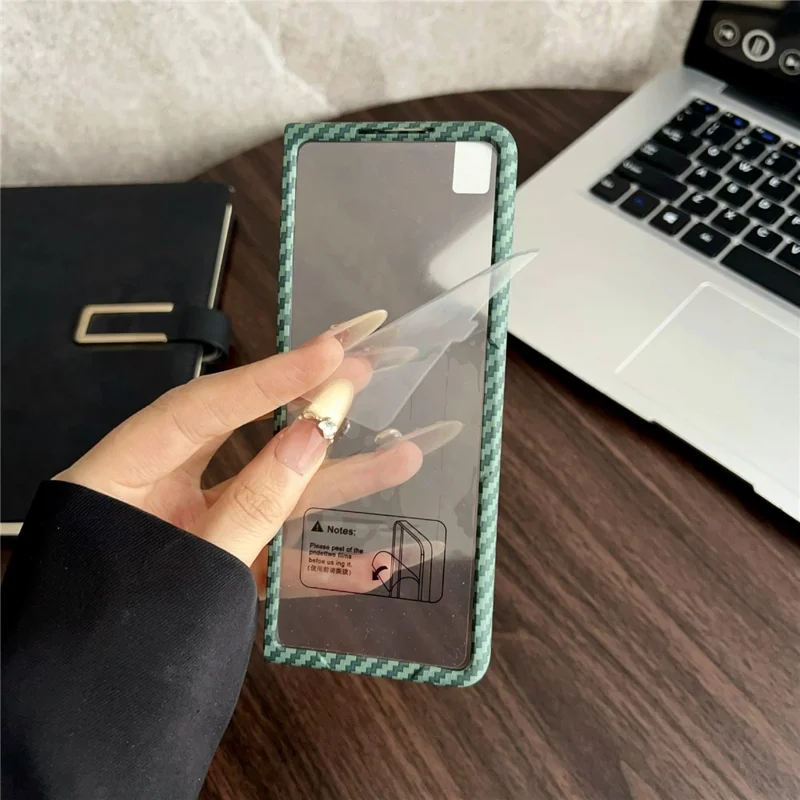 Funda Magnética para Samsung Galaxy Z Fold4 5G con Textura de Fibra de Carbono, Tapa Protectora de Teléfono de PC con Protector de Pantalla - Negro