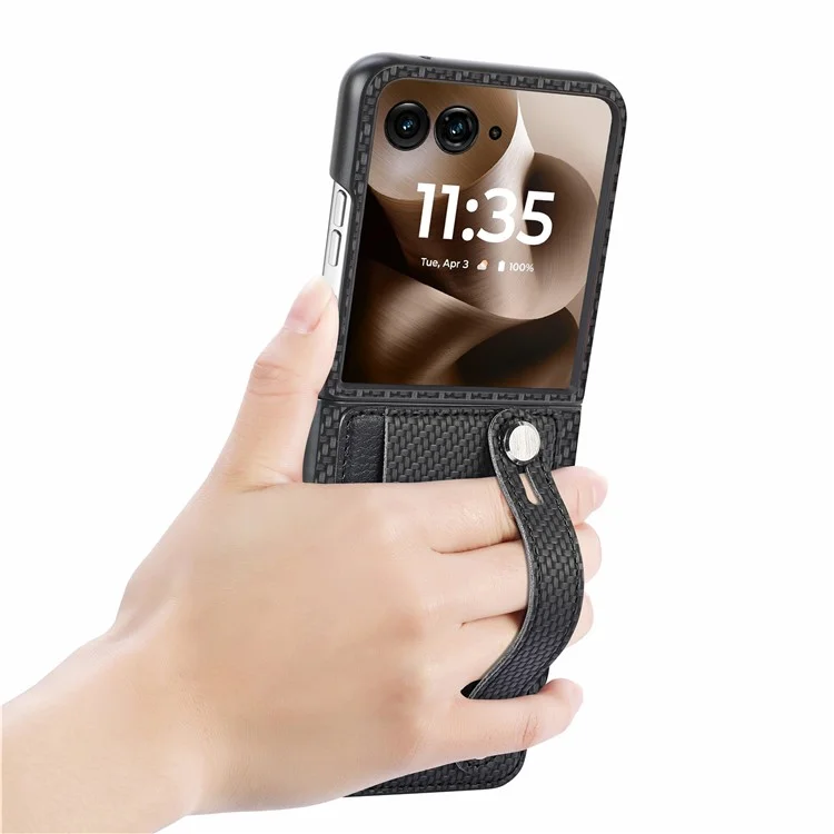 Capa para Motorola Razr 60 Ultra 5G com Textura de Fibra de Carbono, Alça de Pulso, Suporte e Revestimento em Couro PU + PC - Preto