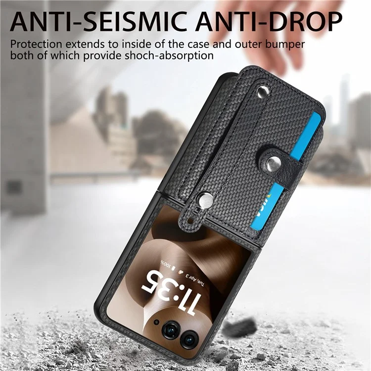 Capa para Motorola Razr 60 Ultra 5G com Textura de Fibra de Carbono, Alça de Pulso, Suporte e Revestimento em Couro PU + PC - Preto