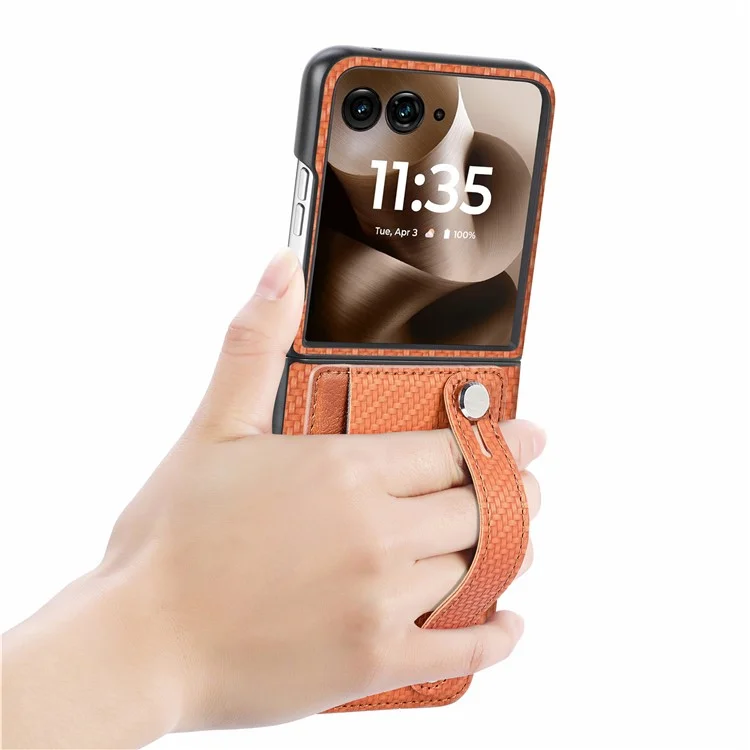 Cover per Motorola Razr 60 Ultra 5G con Texture in Fibra di Carbonio, Cinturino da Polso e Supporto, Custodia in Pelle PU + PC - Marrone