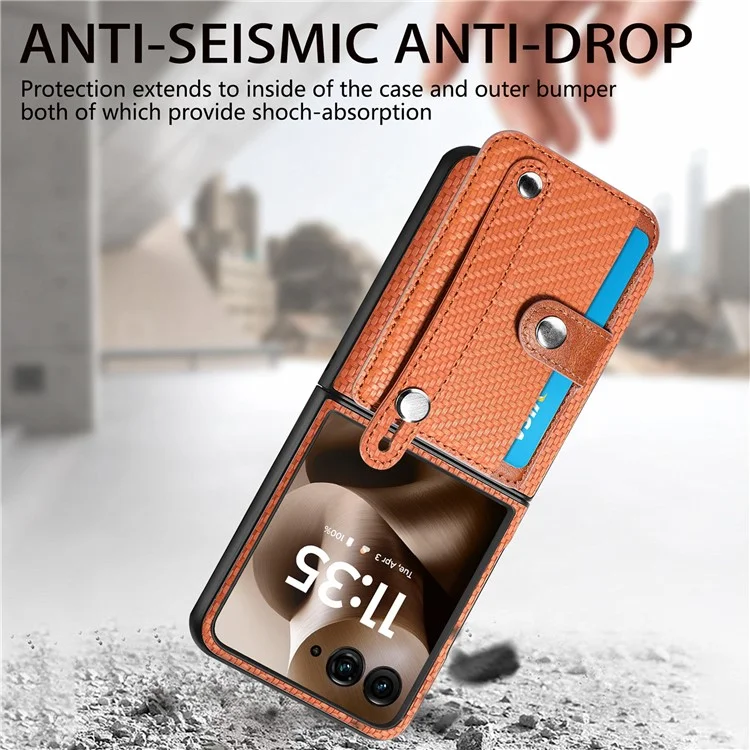 Cover per Motorola Razr 60 Ultra 5G con Texture in Fibra di Carbonio, Cinturino da Polso e Supporto, Custodia in Pelle PU + PC - Marrone