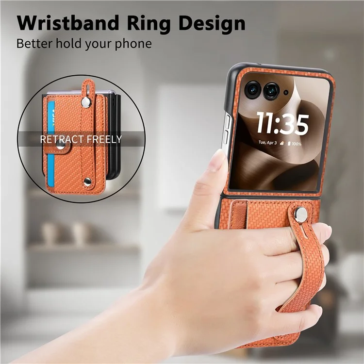 Cover per Motorola Razr 60 Ultra 5G con Texture in Fibra di Carbonio, Cinturino da Polso e Supporto, Custodia in Pelle PU + PC - Marrone