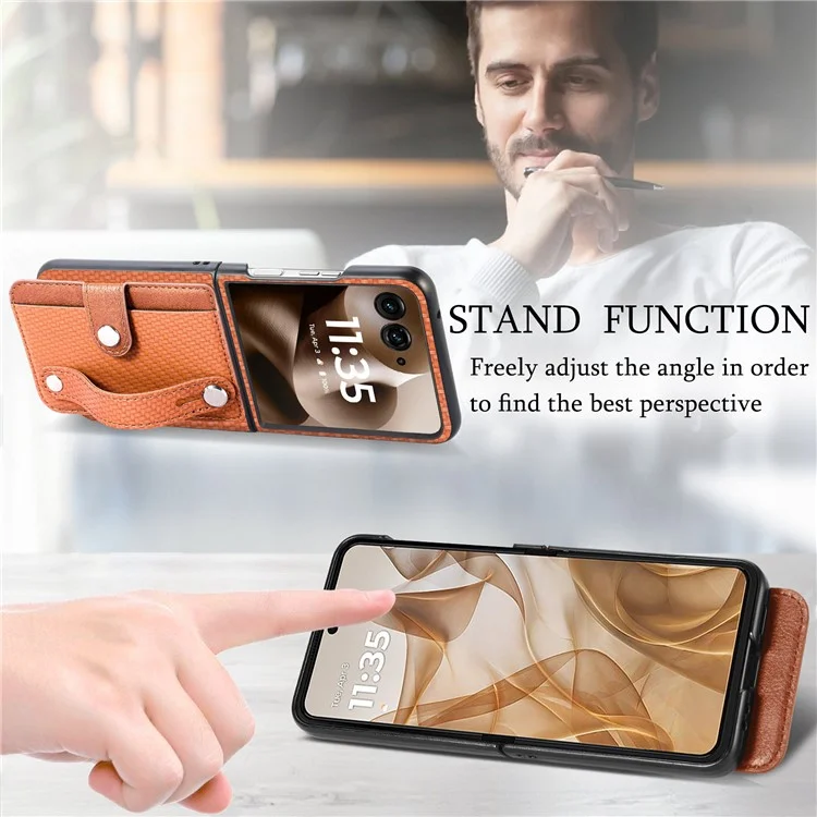 Cover per Motorola Razr 60 Ultra 5G con Texture in Fibra di Carbonio, Cinturino da Polso e Supporto, Custodia in Pelle PU + PC - Marrone