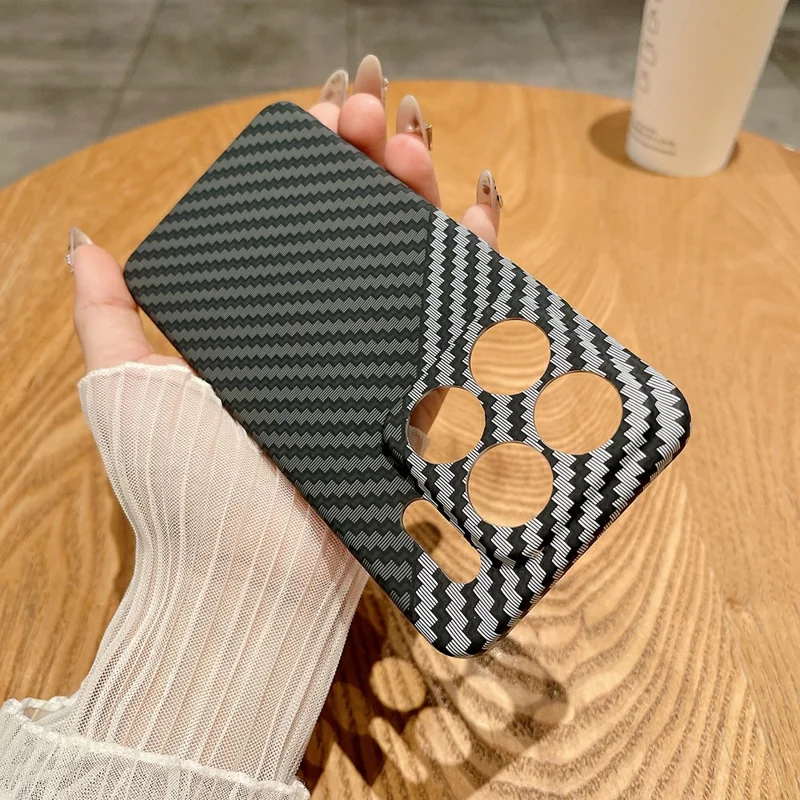 Funda Xiaomi 15S Pro Rígida de PC con Textura de Fibra de Carbono Antigolpes - Negro / Blanco