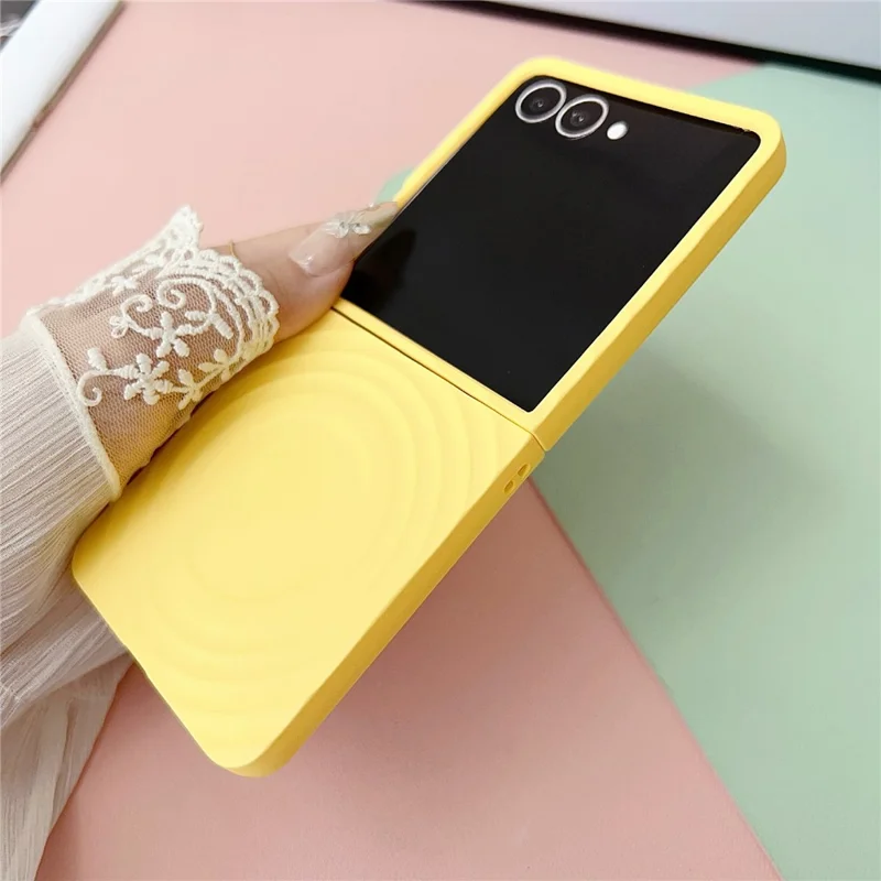 Магнитный чехол для Samsung Galaxy Z Flip7 5G с текстурой волны, жесткий пластиковый чехол с эффектом второй кожи - Желтый