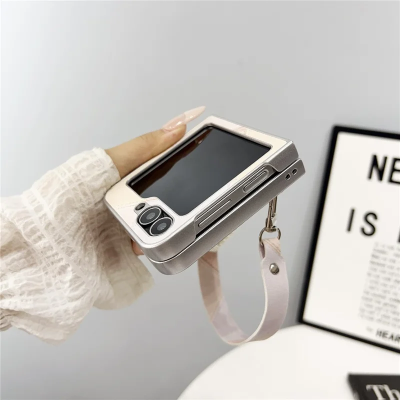 Чехол для Samsung Galaxy Z Flip5 5G в стиле ретро с ромбовидным узором из искусственной кожи и поликарбоната с подвеской в форме сердца и ремешком - Розовый