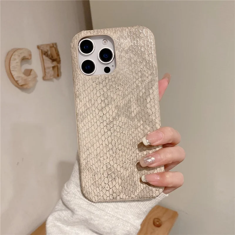 Funda de Cuero con Textura de Serpiente Dorada para iPhone 15 Pro - Acabado Lacado en Khaki