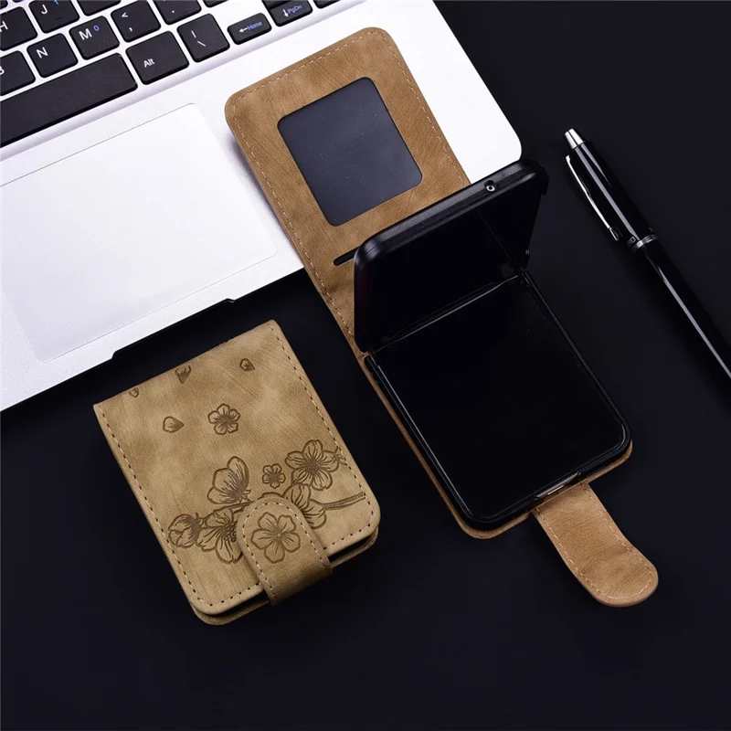 Cover per Samsung Galaxy Z Flip7 5G con Gatto e Fiori di Ciliegio in Pelle con Slot per Carte - Marrone