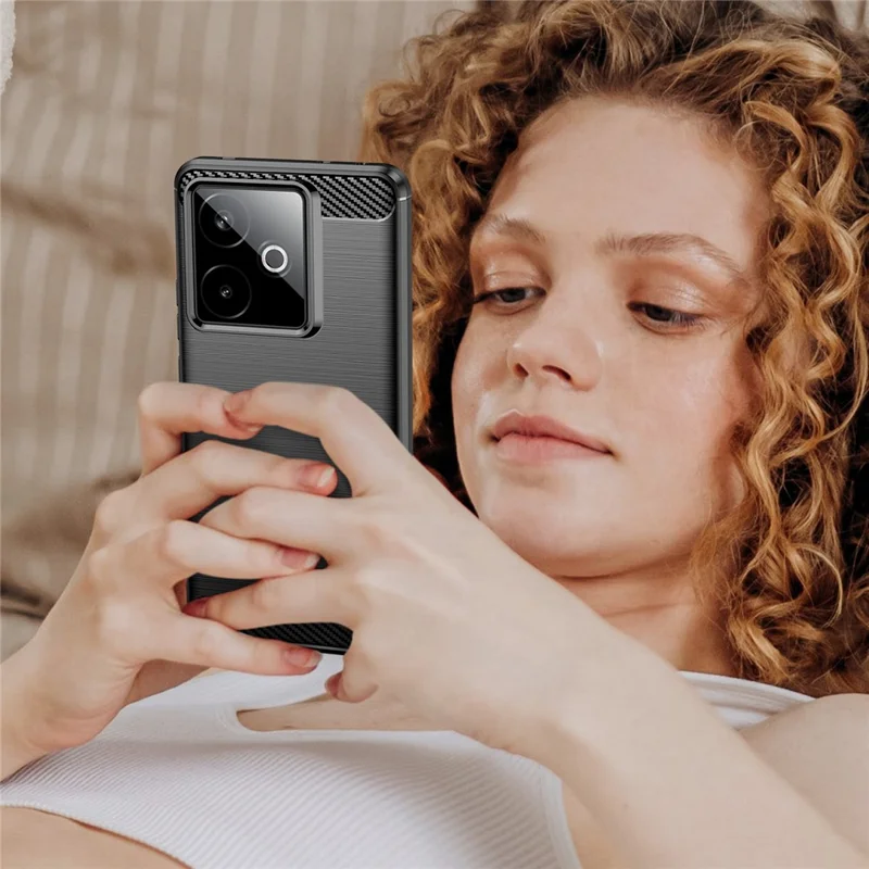 Capa para Realme GT 7 5G / 7T 5G Protetora com Textura de Fibra de Carbono Escovada - Preto