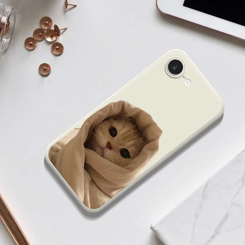 For iPhone 16e Hoesje met Afdruk van een Gewikkelde Kat Rechte Rand TPU Telefoonhoesje - Paars