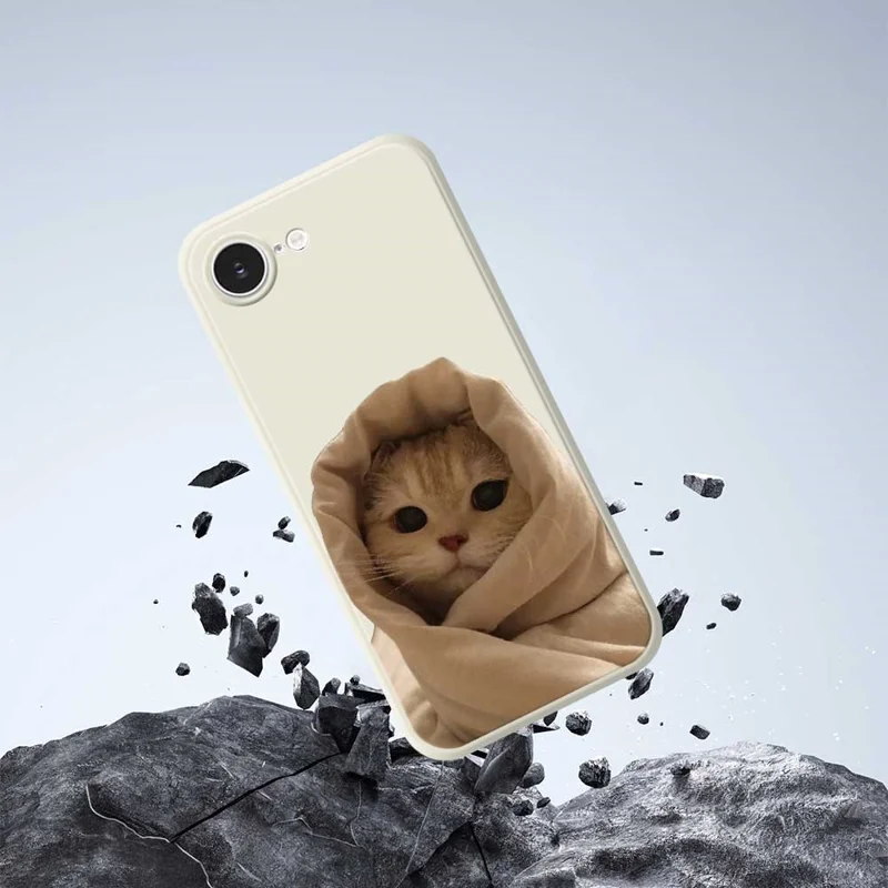 For iPhone 16e Hoesje met Afdruk van een Gewikkelde Kat Rechte Rand TPU Telefoonhoesje - Paars