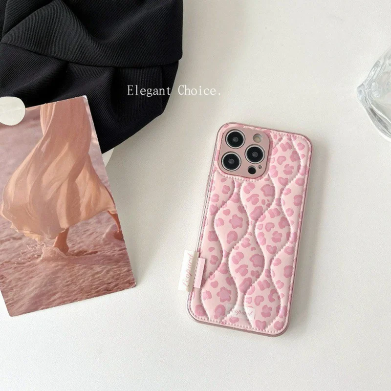 Чехол для iPhone 16 Pro Max в стиле пуховика с леопардовым принтом из акрила - Розовый
