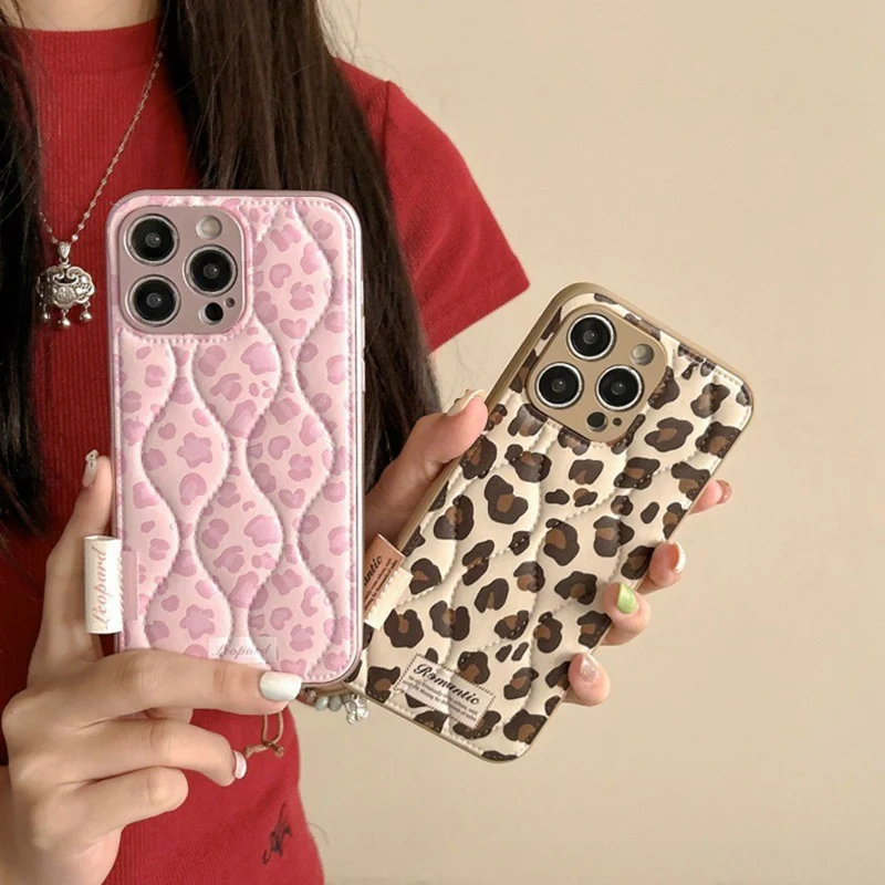 Чехол для iPhone 16 Pro Max в стиле пуховика с леопардовым принтом из акрила - Розовый