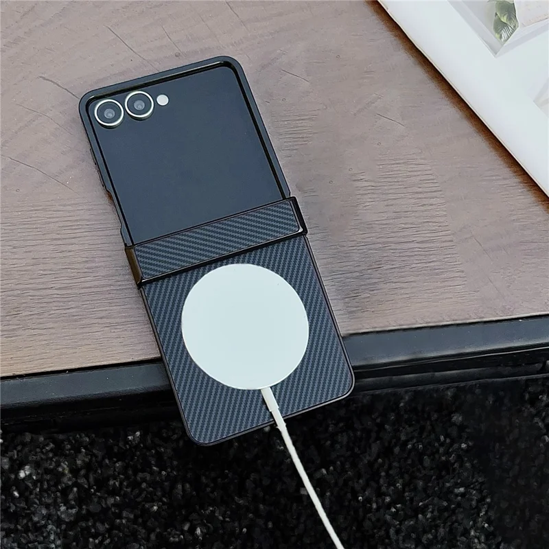 Cover per Samsung Galaxy Z Flip7 5G Compatibile con MagSafe Texture in Fibra di Carbonio Custodia per Smartphone Pieghevole - Blu