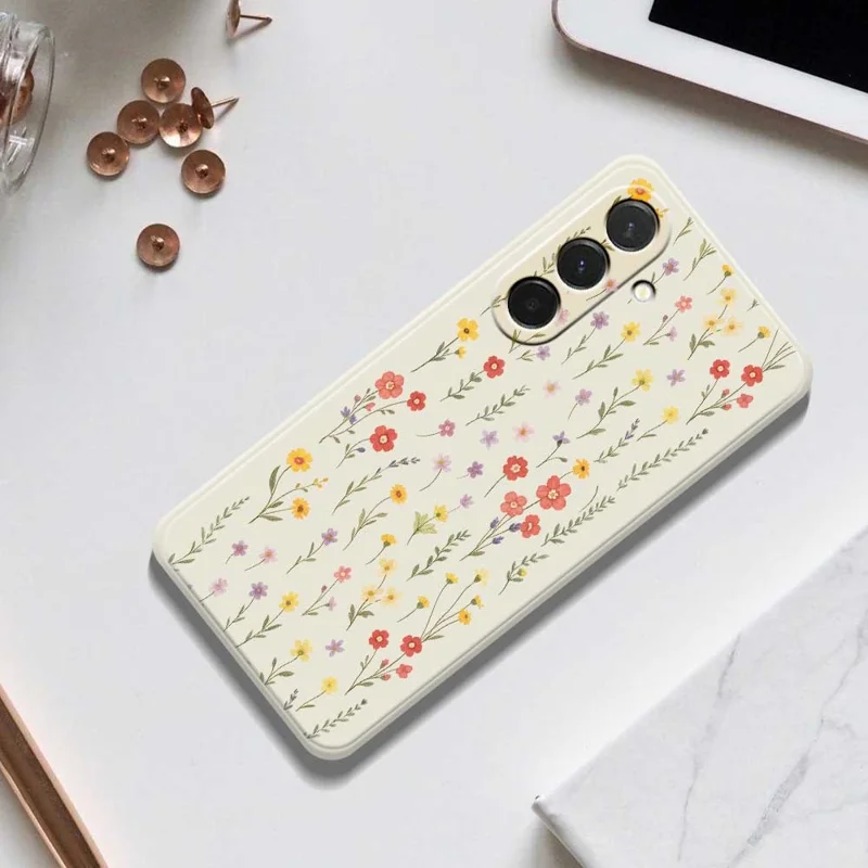 Pour Samsung Galaxy A36 5G Étui Motif de Fleurs et d'Herbes Impression de Bord Droit Coque Arrière de Téléphone en TPU - Beige