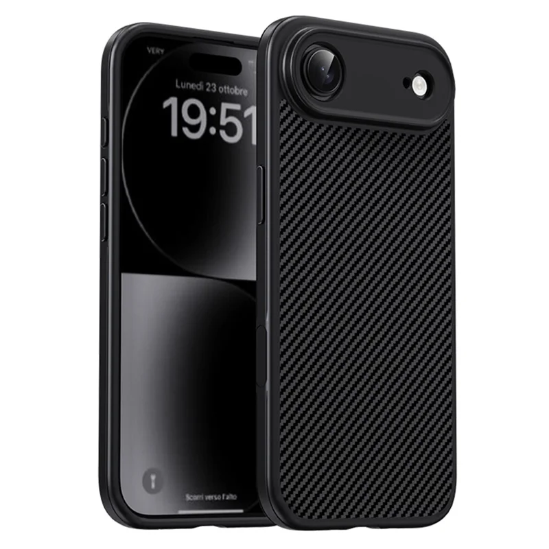 Cover per iPhone 17 IPAKY in TPU con Texture in Fibra di Carbonio e Cornice Metallica per Lenti - Nero