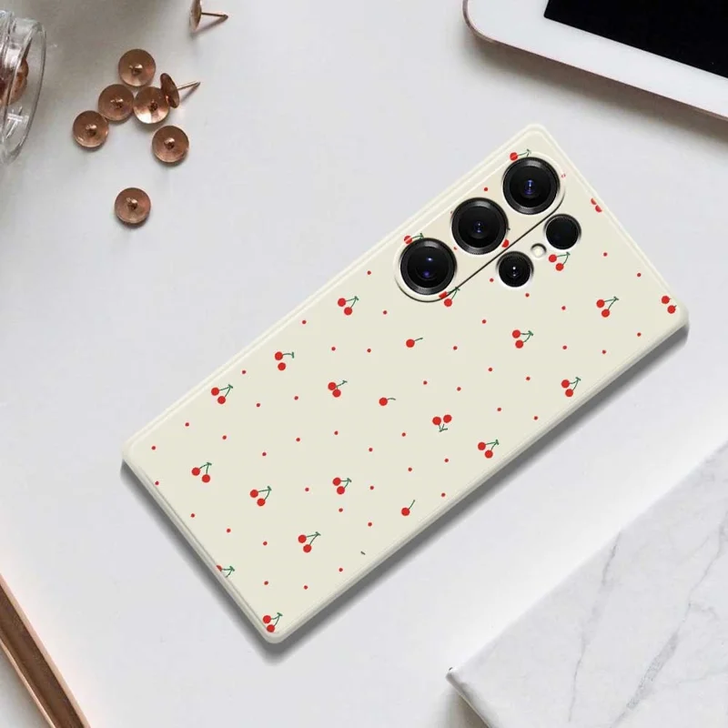 Чехол для Samsung Galaxy S25 Ultra с красным вишневым узором и прямыми краями - TPU накладка на заднюю панель телефона, бежевый