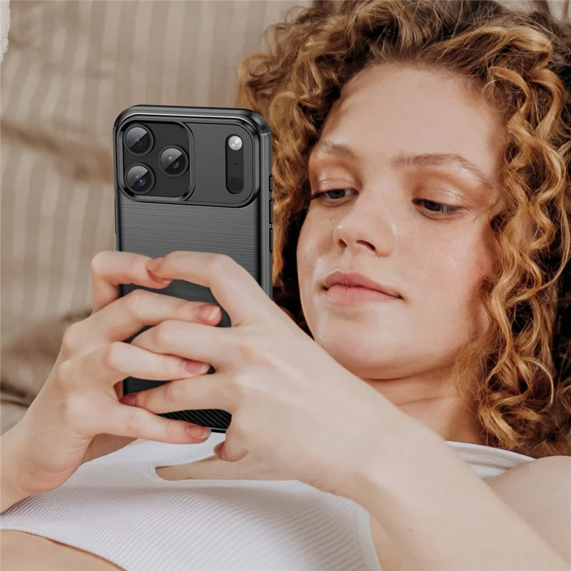 Чехол для iPhone 17 Pro Max Защитный Чехол для телефона Текстура из углеродного волокна с щетинистой отделкой - Черный