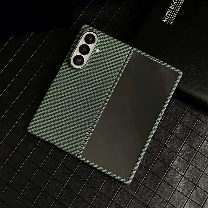 Für Samsung Galaxy Z Fold7 5G Magnetische Hülle mit Karbonfaser-Textur, PC-Handyhülle mit Displayschutz - Grün