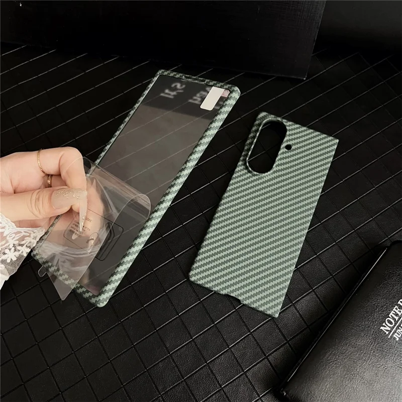 Für Samsung Galaxy Z Fold7 5G Magnetische Hülle mit Karbonfaser-Textur, PC-Handyhülle mit Displayschutz - Grün
