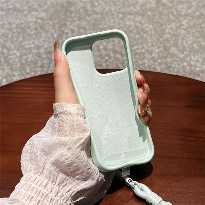 For iPhone 16 Pro Case Zacht Microvezel Voering Vloeibaar Silicone + PC Telefoonhoesje met Polsbandje - Lichtgroen
