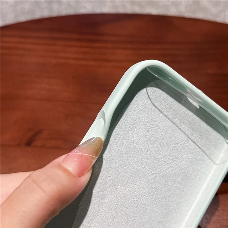 For iPhone 16 Pro Case Zacht Microvezel Voering Vloeibaar Silicone + PC Telefoonhoesje met Polsbandje - Lichtgroen
