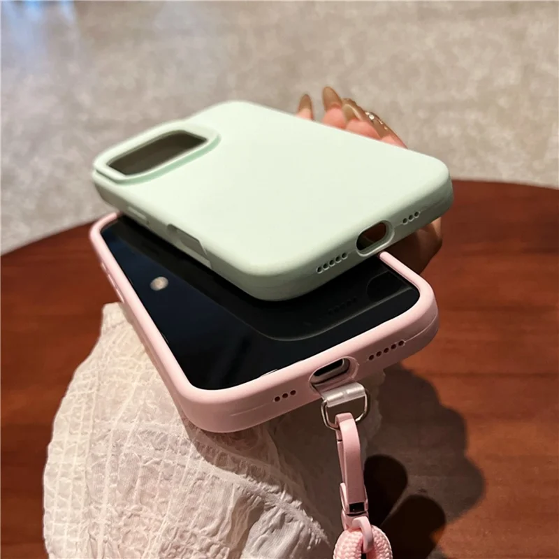 For iPhone 16 Pro Case Zacht Microvezel Voering Vloeibaar Silicone + PC Telefoonhoesje met Polsbandje - Lichtgroen