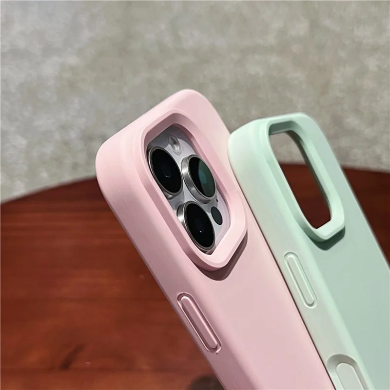 Capa para iPhone 16 Pro de Silicone Líquido + PC com Forro de Microfibra Macia e Alça de Pulso - Amarelo Claro