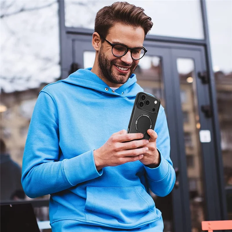 Capa para iPhone 17 Pro Max com Suporte, Textura de Fibra de Carbono, PC + TPU - Preto