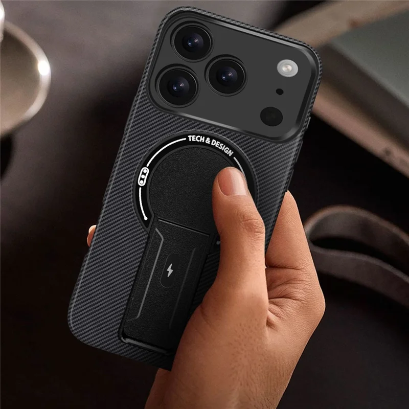 Чехол для iPhone 17 Pro с подставкой, текстурой из углеродного волокна и PC + TPU - черный