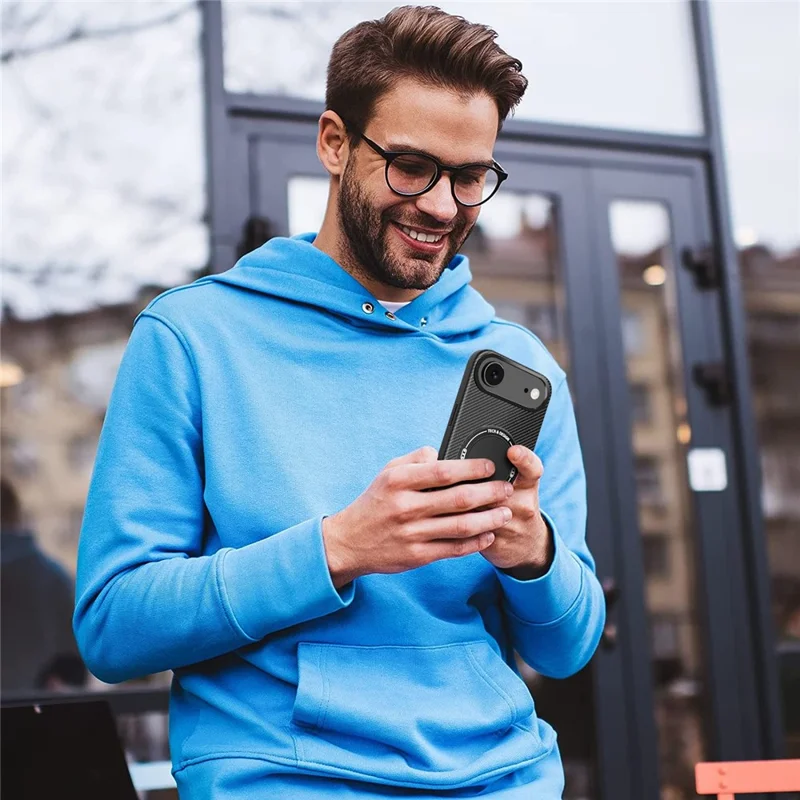 Capa de Ar para iPhone 17 com Suporte Dobrável, Textura de Fibra de Carbono, Capa de Celular PC + TPU - Preto