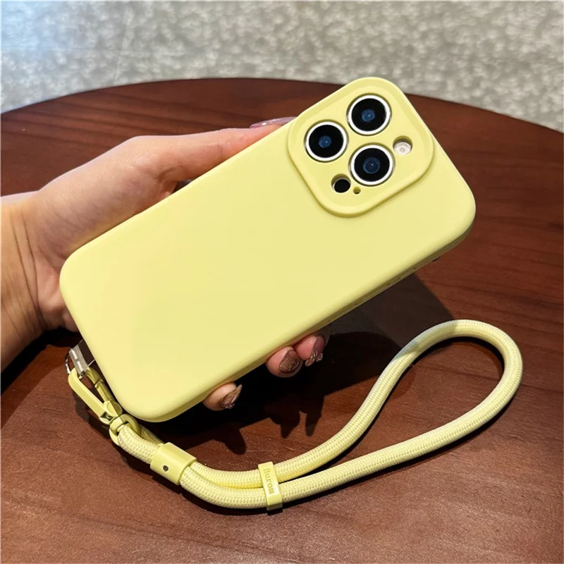 For iPhone 16 Pro Case met Precieze Uitsparingen Vloeibaar Silicone + PC Telefoonhoesje met Polsbandje - Lichtgeel