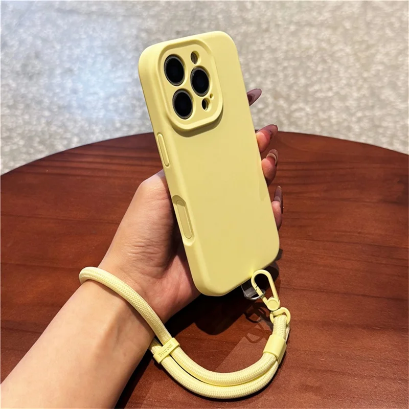 For iPhone 16 Pro Case met Precieze Uitsparingen Vloeibaar Silicone + PC Telefoonhoesje met Polsbandje - Lichtgeel