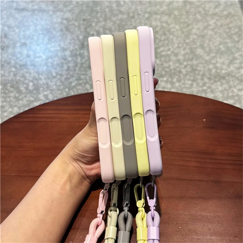 For iPhone 16 Pro Case met Precieze Uitsparingen Vloeibaar Silicone + PC Telefoonhoesje met Polsbandje - Lichtgeel