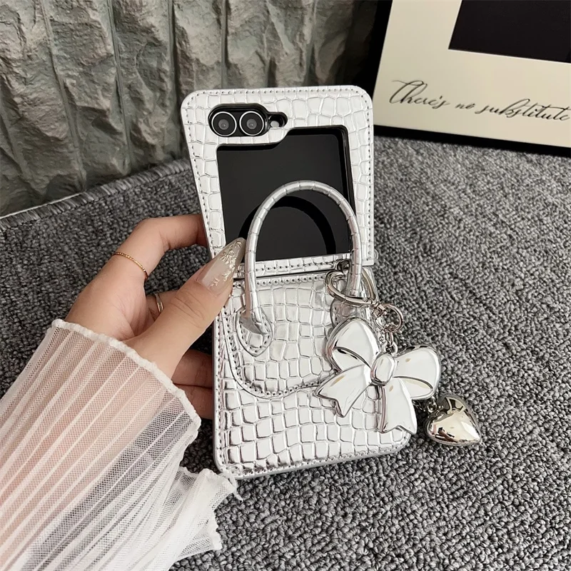 Capa para Samsung Galaxy Z Flip7 FE 5G / Z Flip6 5G Bolsa em Couro Textura Crocodilo + Capa de Telefone PC com Pingente de Laço em Forma de Coração - Branco