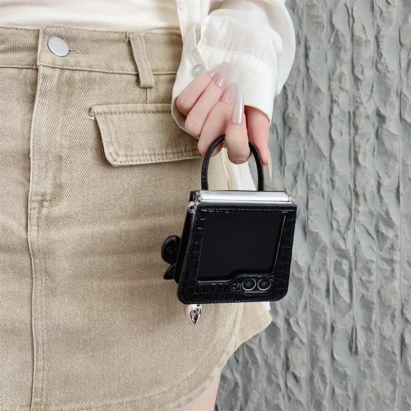 Capa para Samsung Galaxy Z Flip7 FE 5G / Z Flip6 5G Bolsa em Couro Textura Crocodilo + Capa de Telefone PC com Pingente de Laço em Forma de Coração - Branco