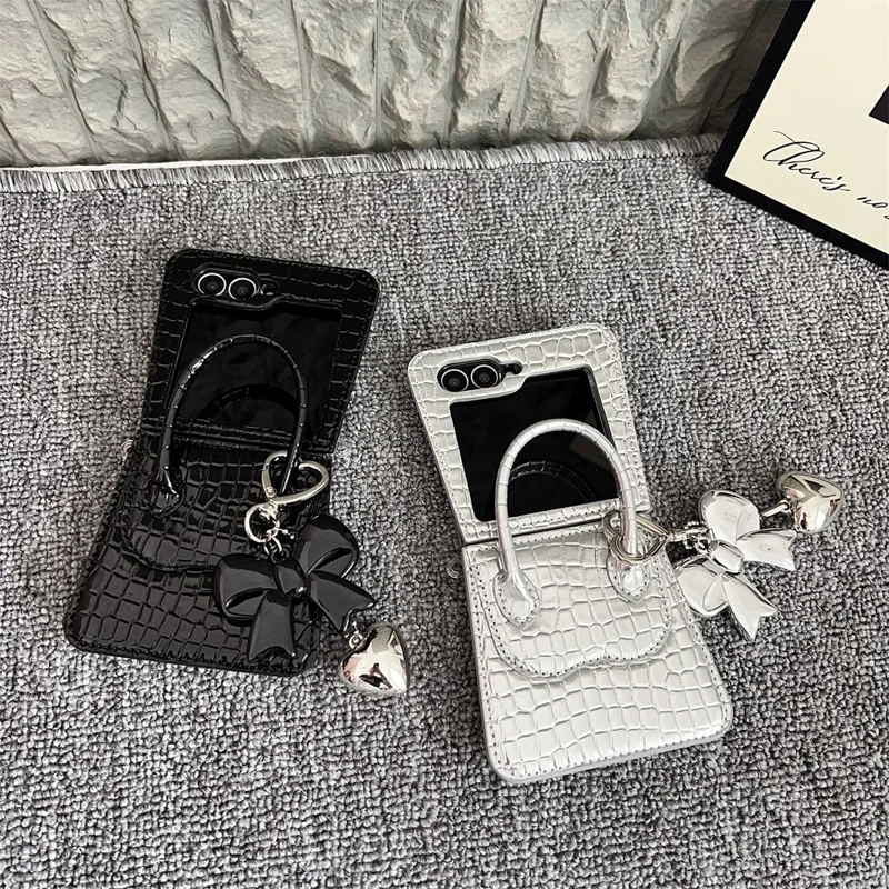Capa para Samsung Galaxy Z Flip7 FE 5G / Z Flip6 5G Bolsa em Couro Textura Crocodilo + Capa de Telefone PC com Pingente de Laço em Forma de Coração - Branco