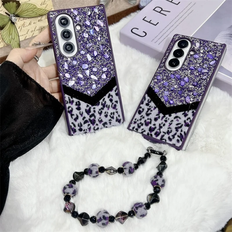 Für Samsung Galaxy Z Fold7 5G Hülle mit Steinverzierung, Glitzer-Leopardenmuster, Plüsch-PC-Handyhülle mit Handkette - Lila