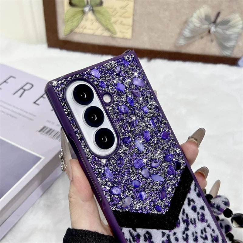 Für Samsung Galaxy Z Fold7 5G Hülle mit Steinverzierung, Glitzer-Leopardenmuster, Plüsch-PC-Handyhülle mit Handkette - Lila