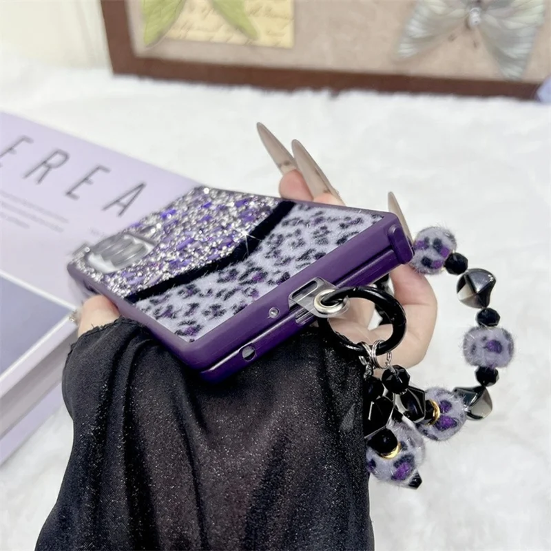 Für Samsung Galaxy Z Fold7 5G Hülle mit Steinverzierung, Glitzer-Leopardenmuster, Plüsch-PC-Handyhülle mit Handkette - Lila