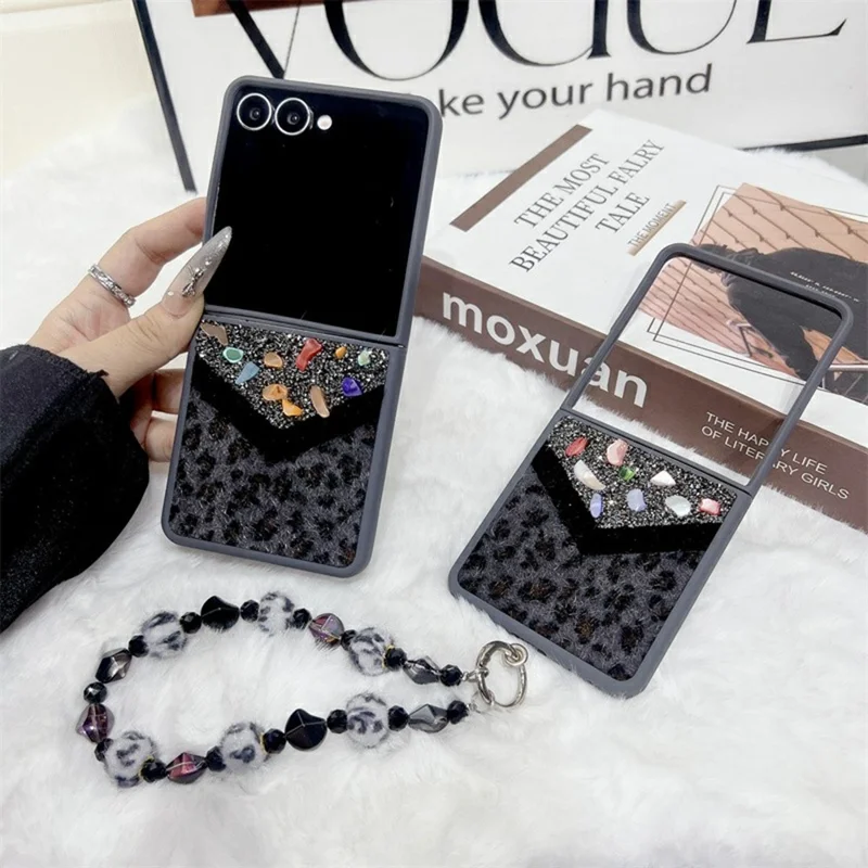 Für Samsung Galaxy Z Flip7 5G Hülle Steindekor Glitzer Leopard Patchwork Plüsch PC Handyhülle mit Handkette - Grau