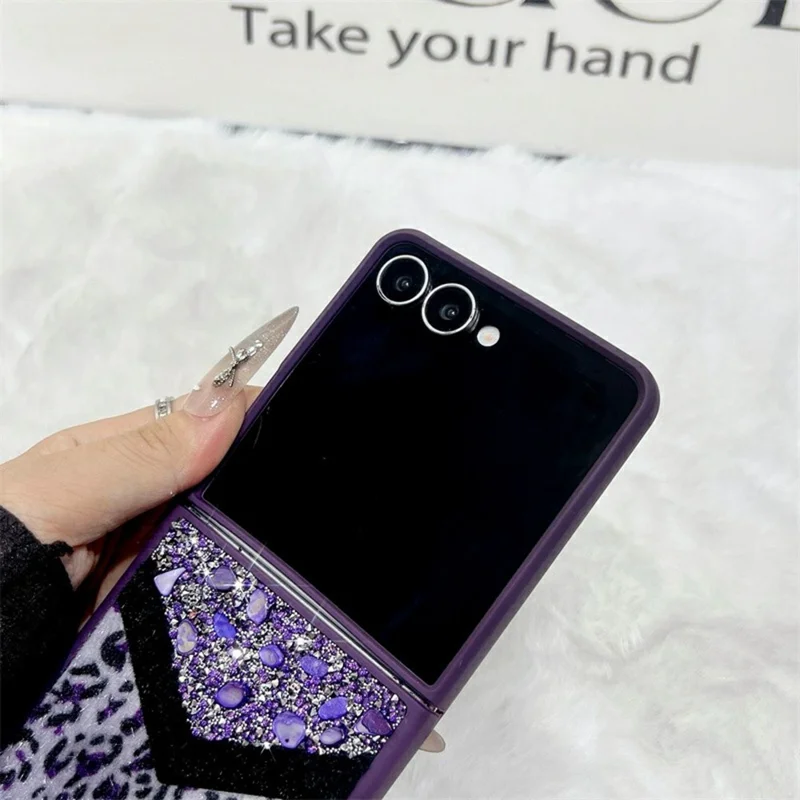 Für Samsung Galaxy Z Flip7 5G Hülle Steindekor Glitzer Leopard Patchwork Plüsch PC Handyhülle mit Handkette - Grau