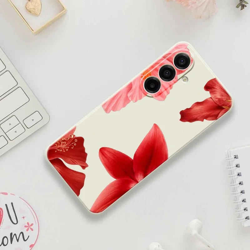 Funda para Samsung Galaxy A17 5G Patrón de Flor Roja Impresión Borde Recto Cubierta Trasera de Teléfono TPU - Beige