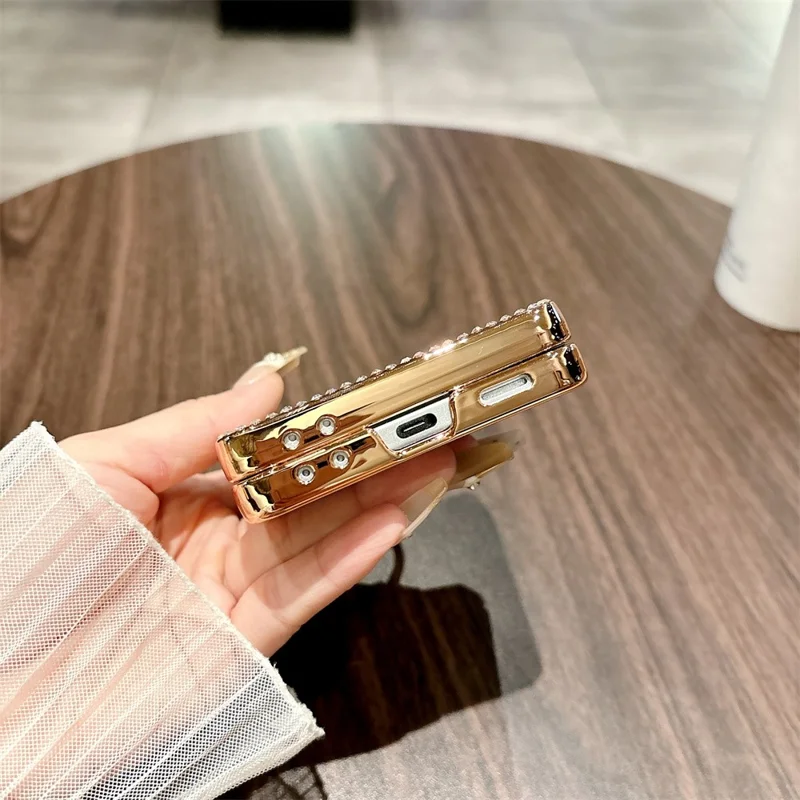 جراب لهاتف سامسونج جالكسي Z Flip7 5G بتصميم لامع ومزينة بحصى الراين جراب صلب من مادة البولي كربونات - ذهبي